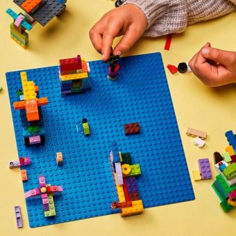 Lego Classic: Blue Baseplate 11025 - Image 5
