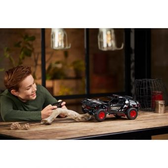 Lego Technic: Audi RS Q e-tron 42160 - Image 8