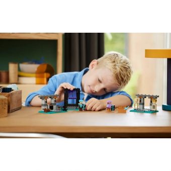 LEGO Minecraft: The Armory Building Adventure 21252 - Image 6