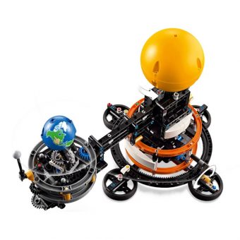 LEGO Technic: Planet Earth and Moon in Orbit 42179 - Image 3
