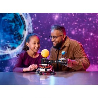 LEGO Technic: Planet Earth and Moon in Orbit 42179 - Image 7