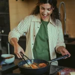 Fiskars Τηγάνι από Αλουμίνιο Με Καπάκι με Αντικολλητική Επίστρωση 28cm 1078433 - Image 2